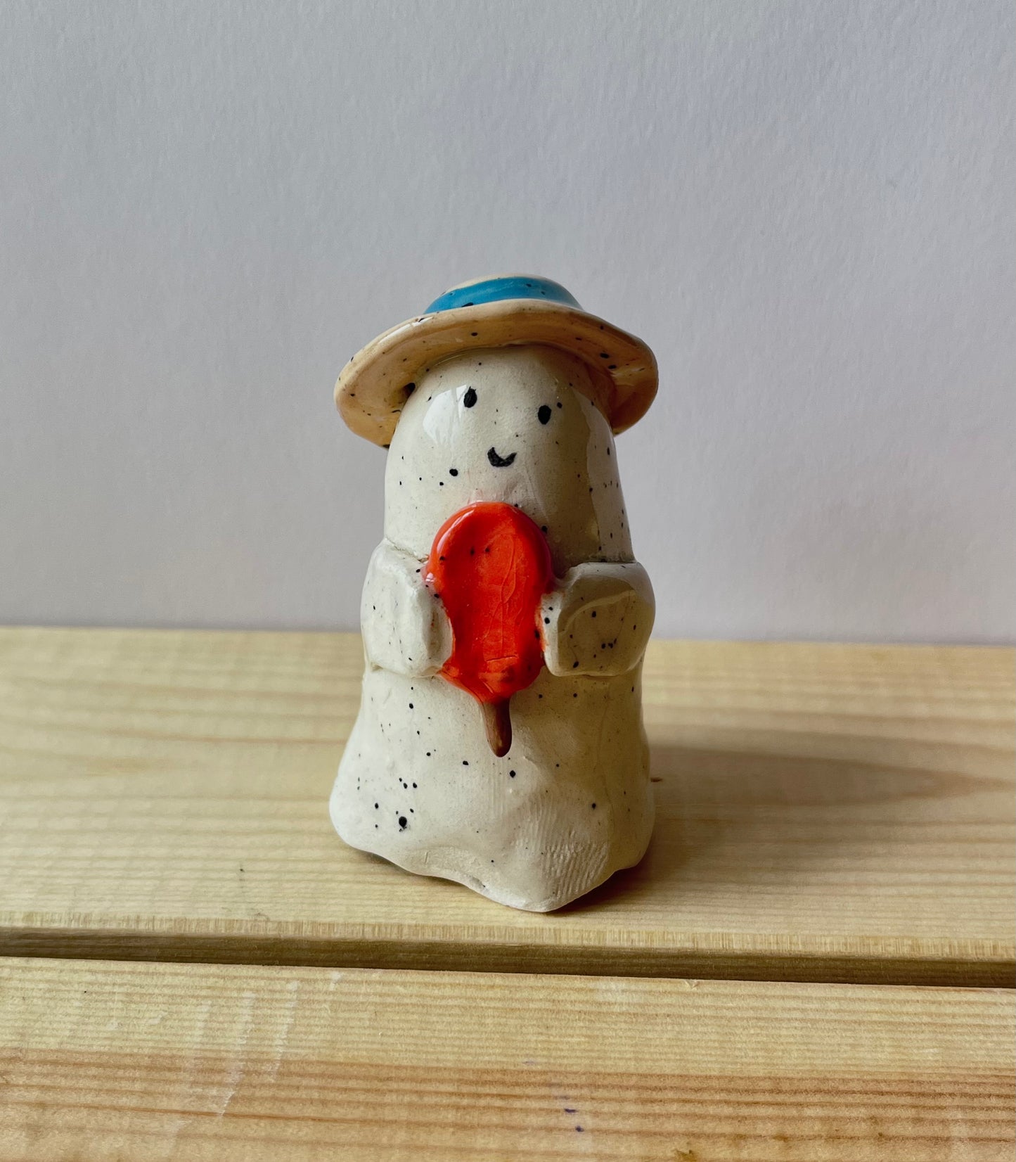 Summer ghosts with hats