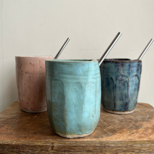 Short ceramic tumblers with straw