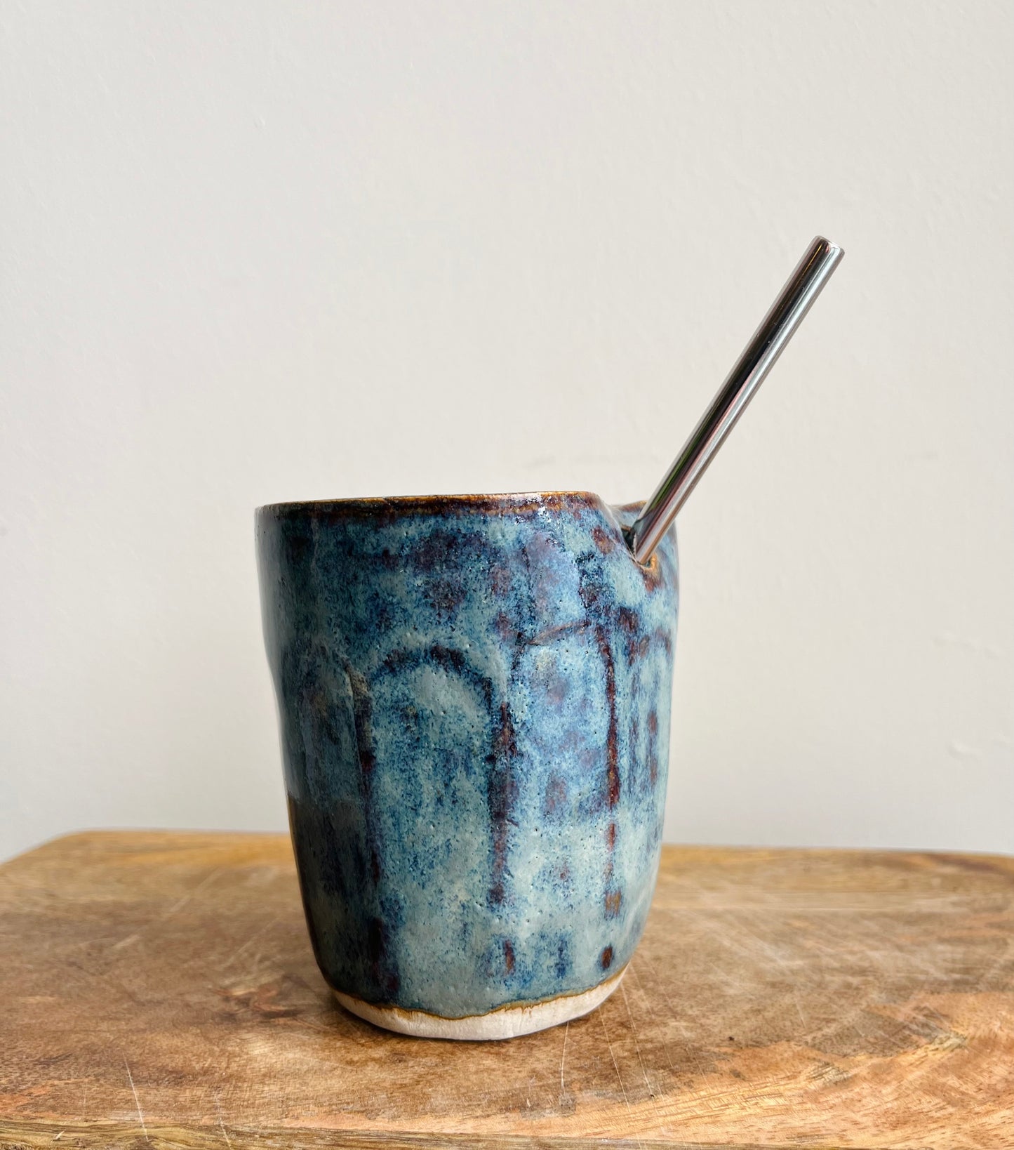 Short ceramic tumblers with straw