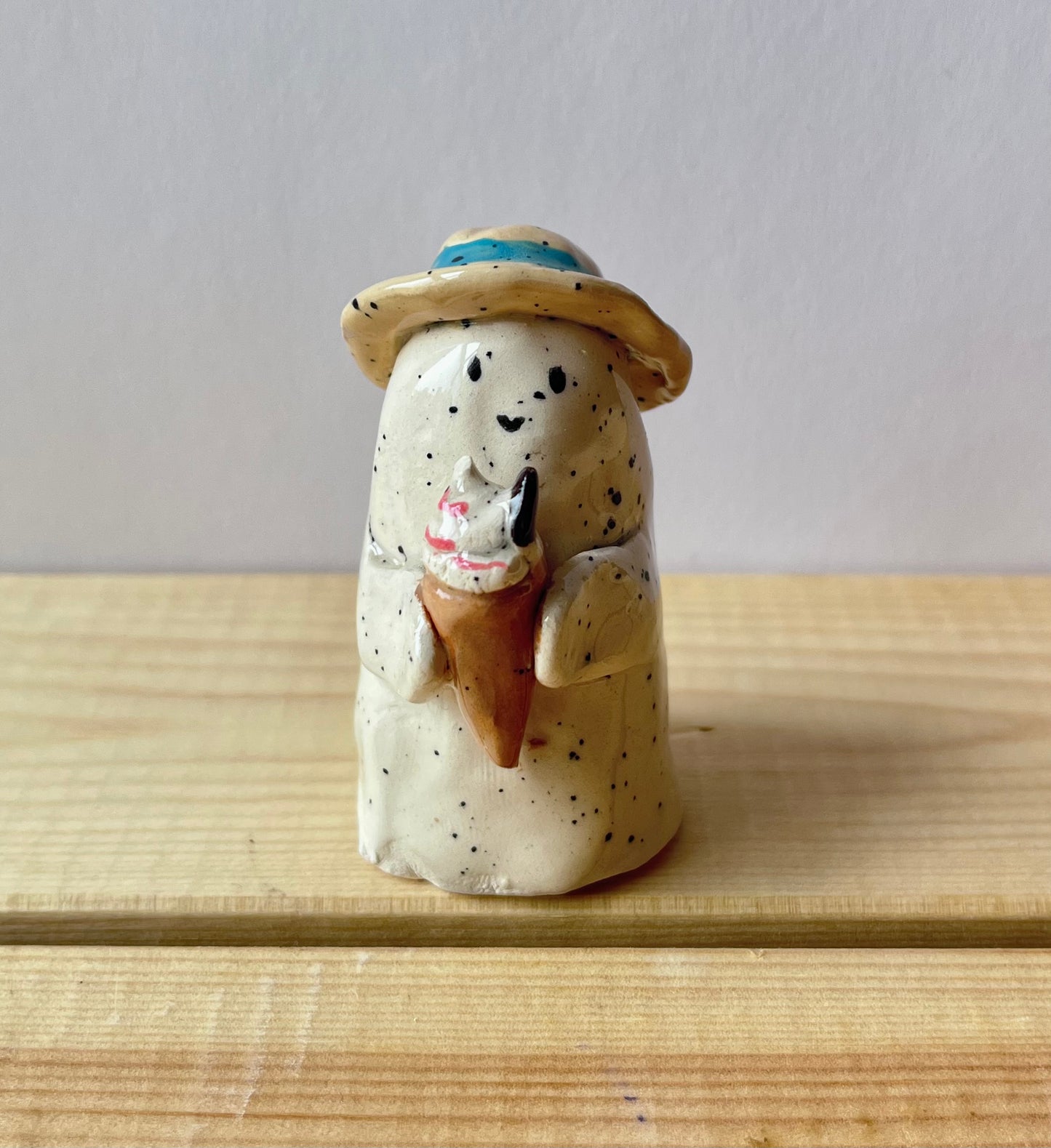 Summer ghosts with hats