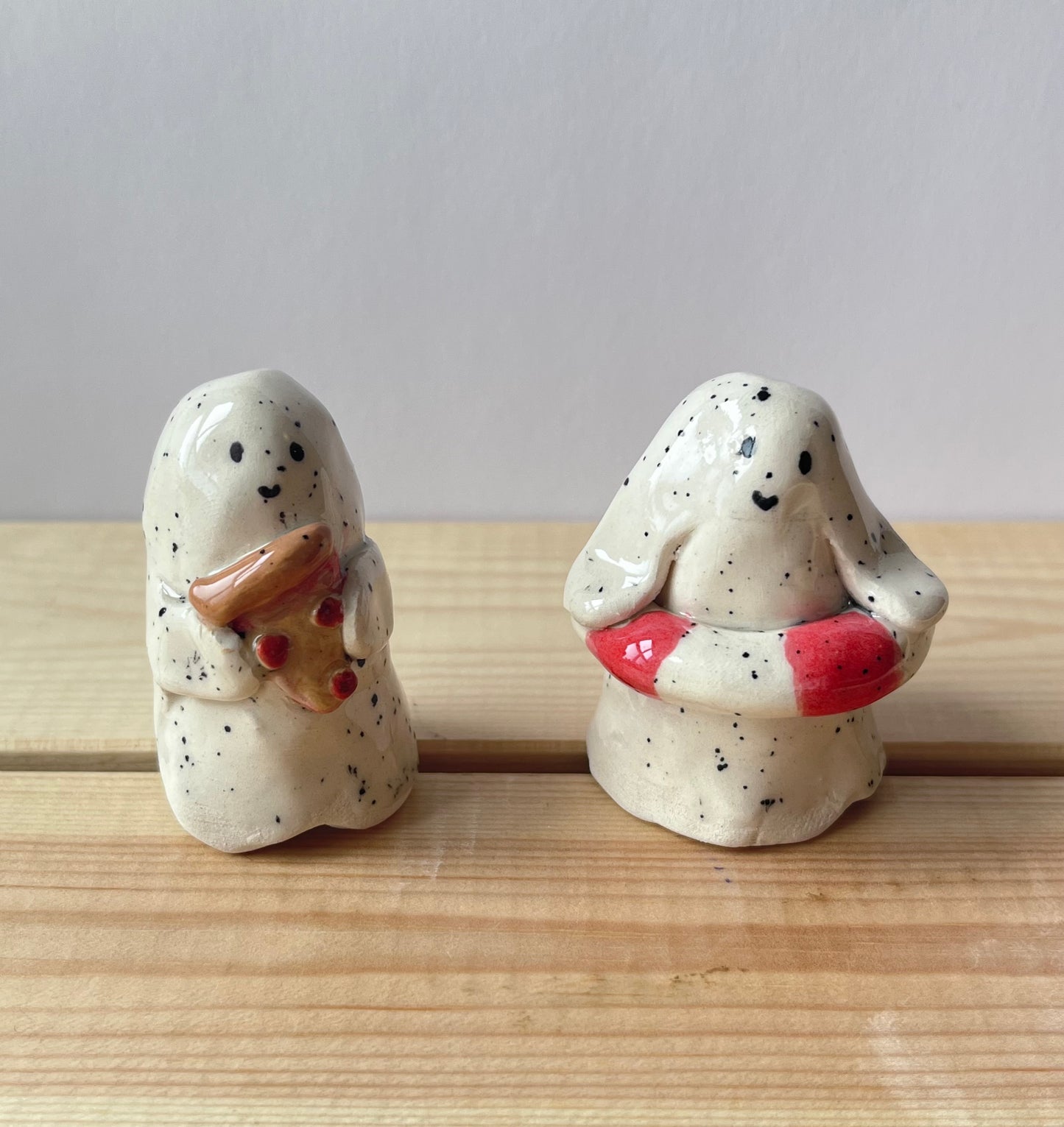 Summer ghosts with hats